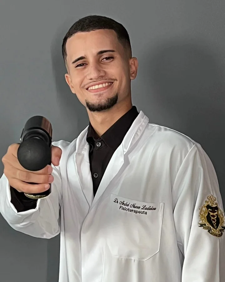 André Nunes Ladislau, fisioterapeuta, sorrindo e usando jaleco
